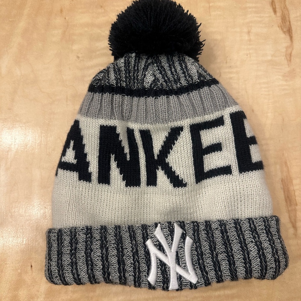 NY Yankees knit beanie with pom. Gray and black.